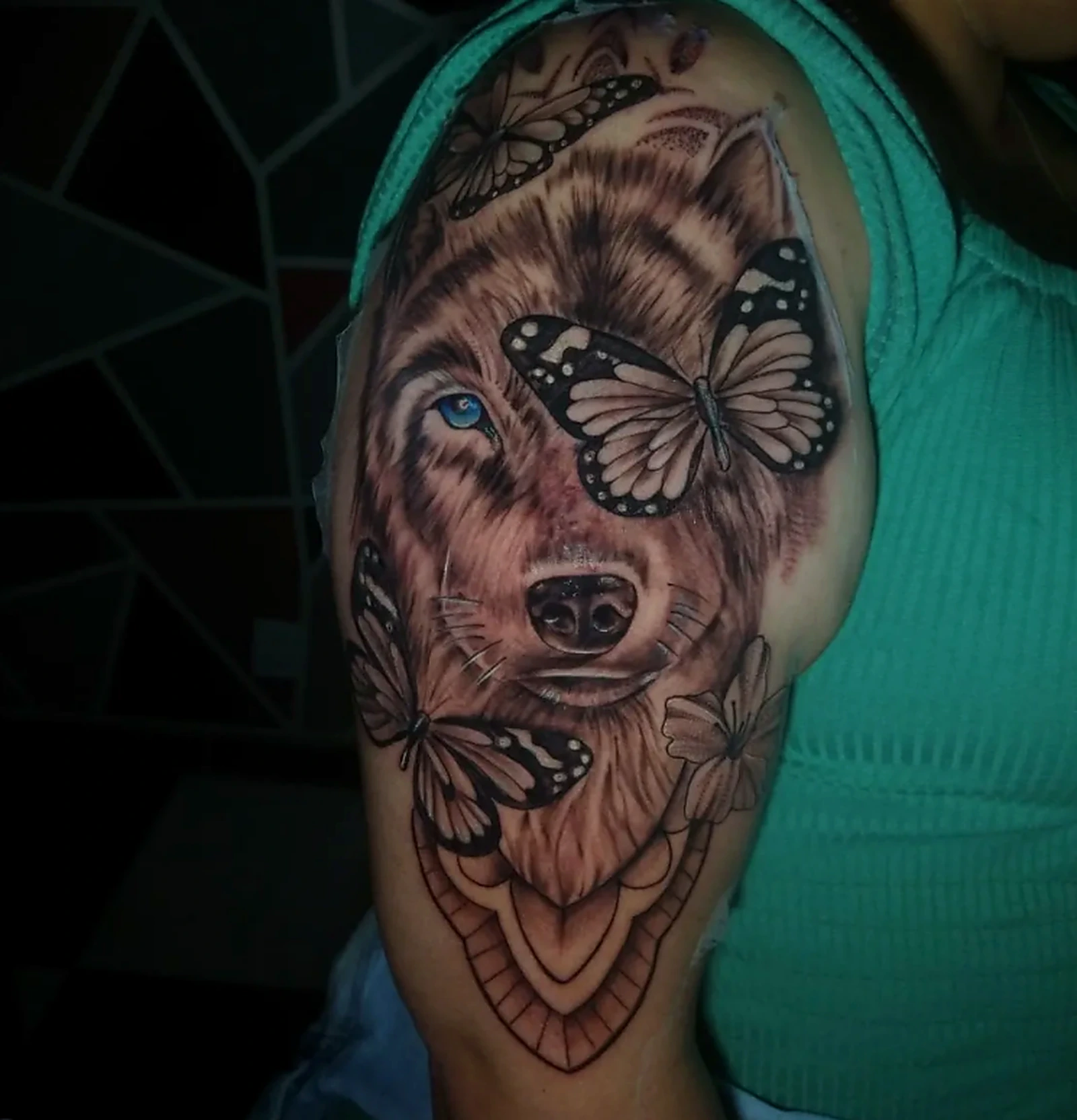 Tatuagem realista de cachorro com borboletas