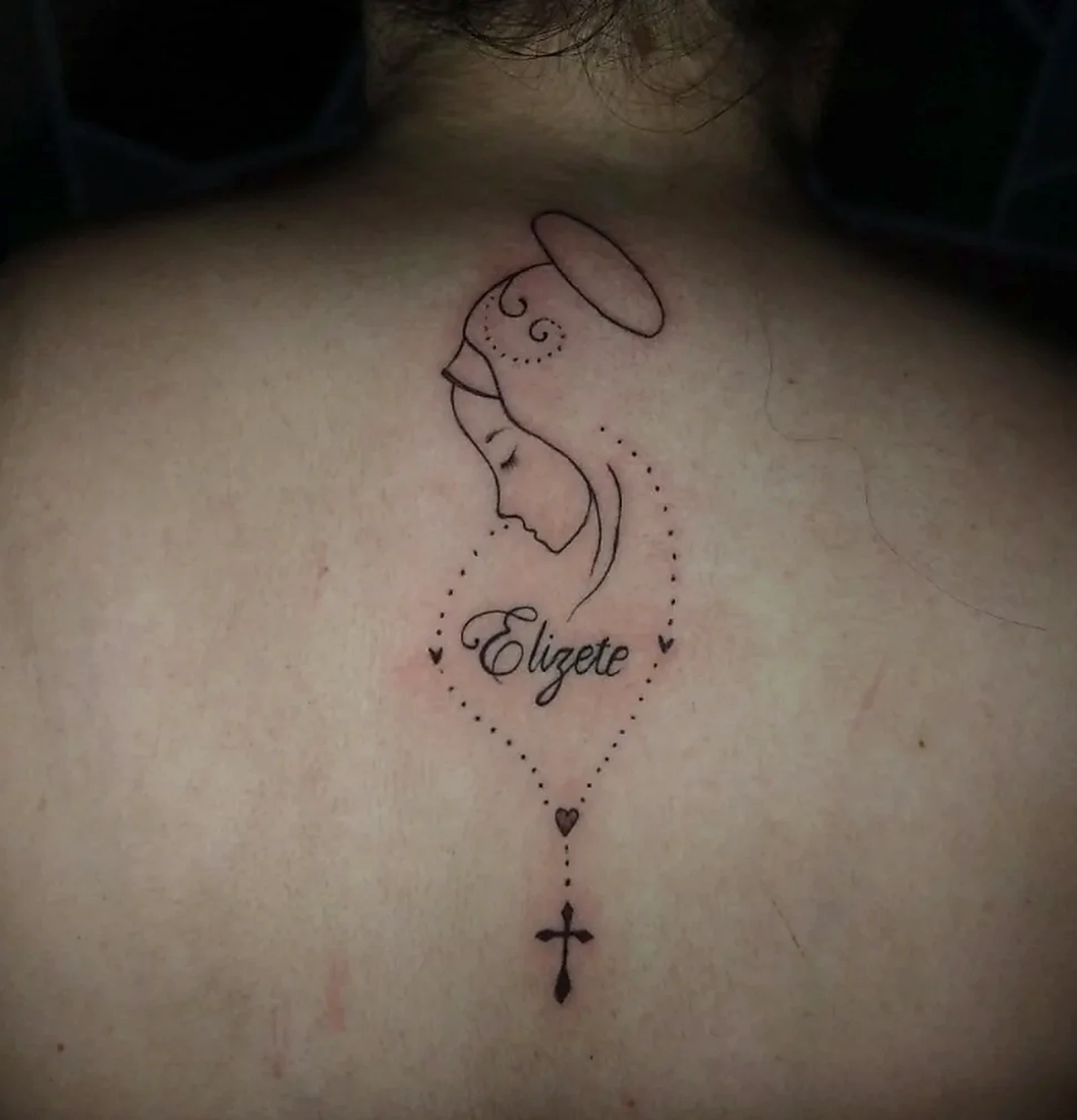 Tatuagem fine line de homenagem