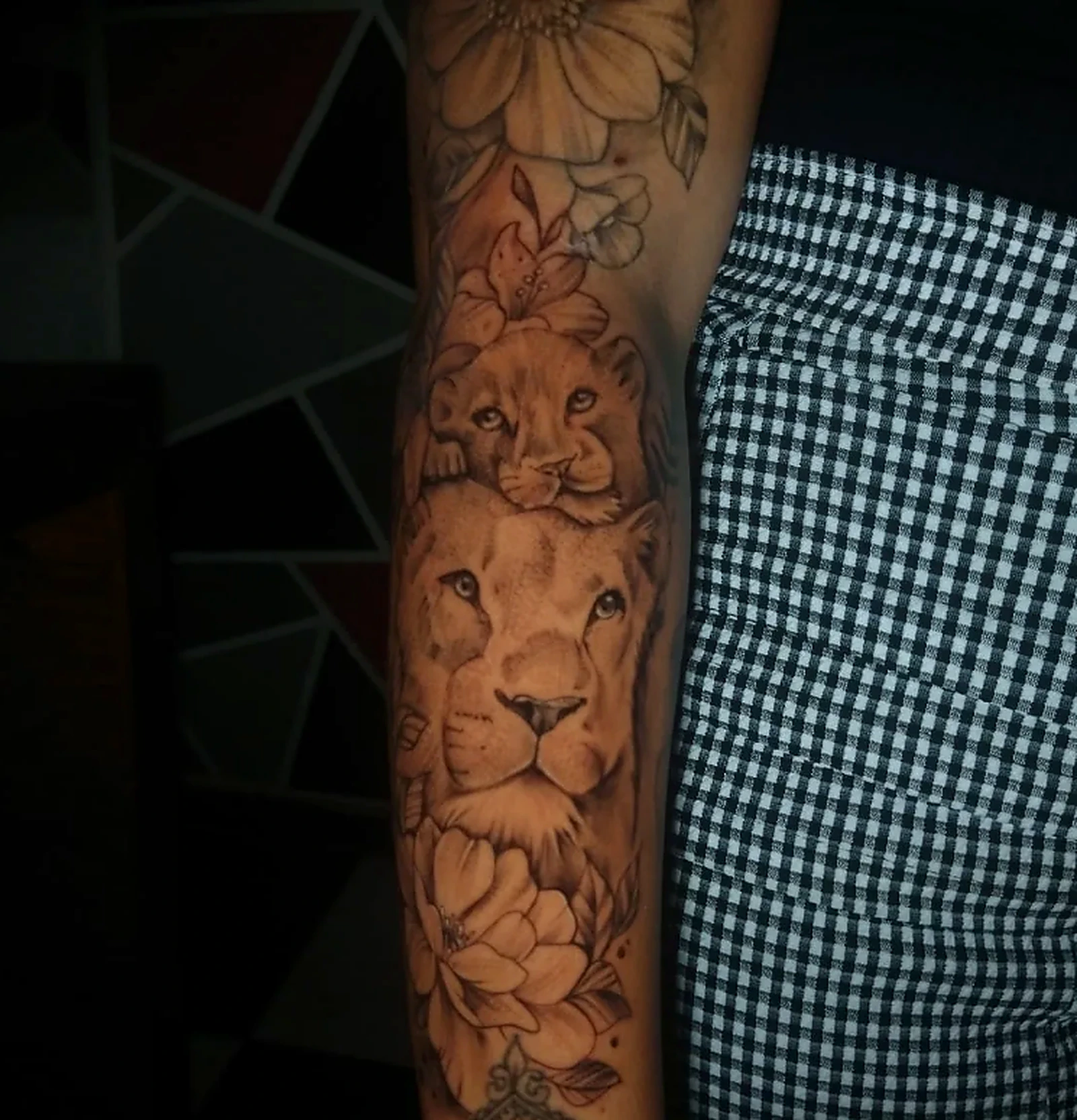 Tatuagem de leoa e filhote