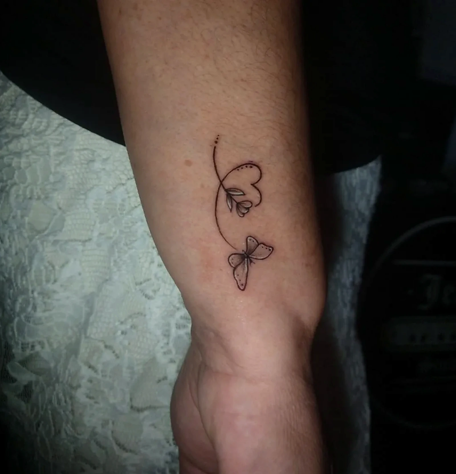 Tatuagem delicada de borboletas