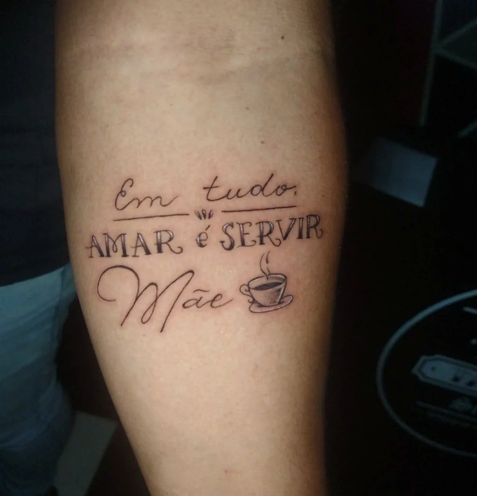 Tatuagem lettering em homenagem à mãe